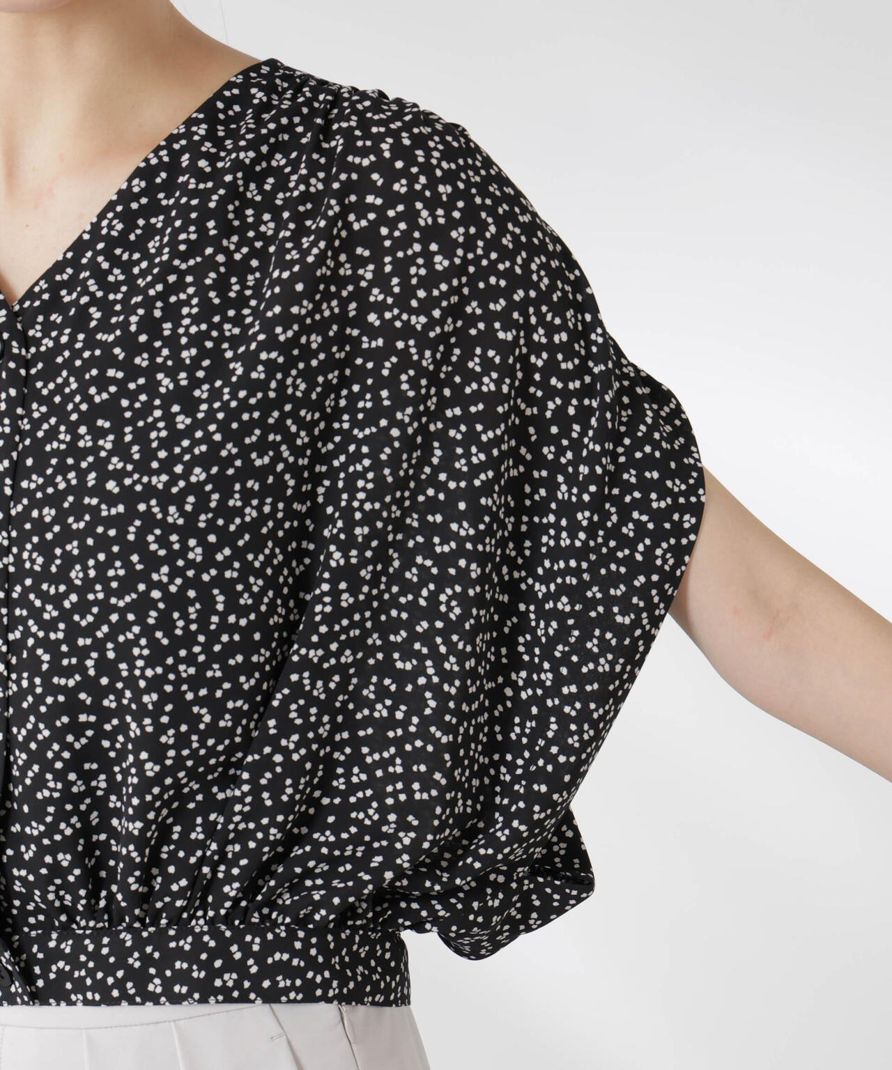 ランダムドットショート丈Vネックブラウス 6695121314