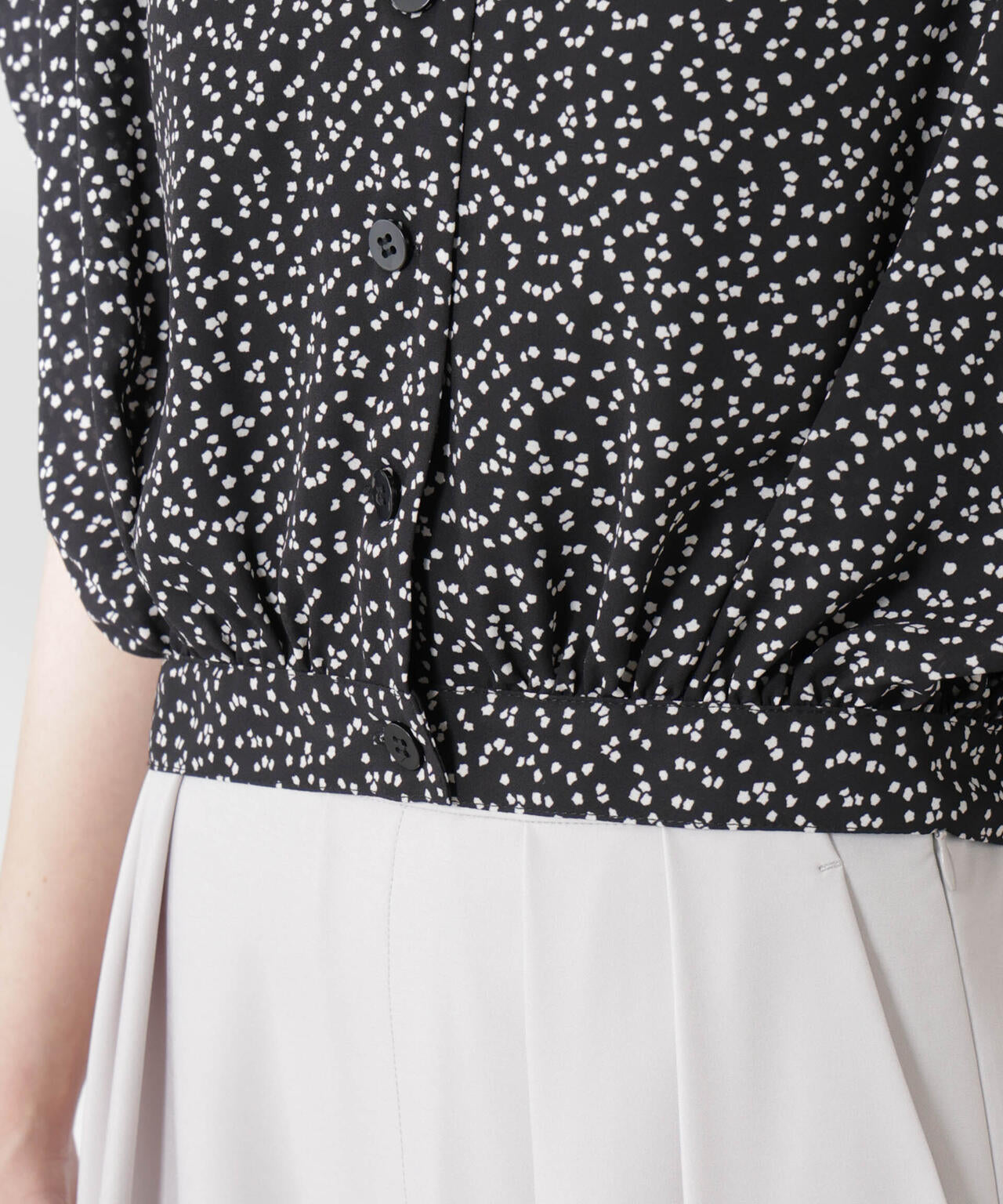 ランダムドットショート丈Vネックブラウス 6695121314