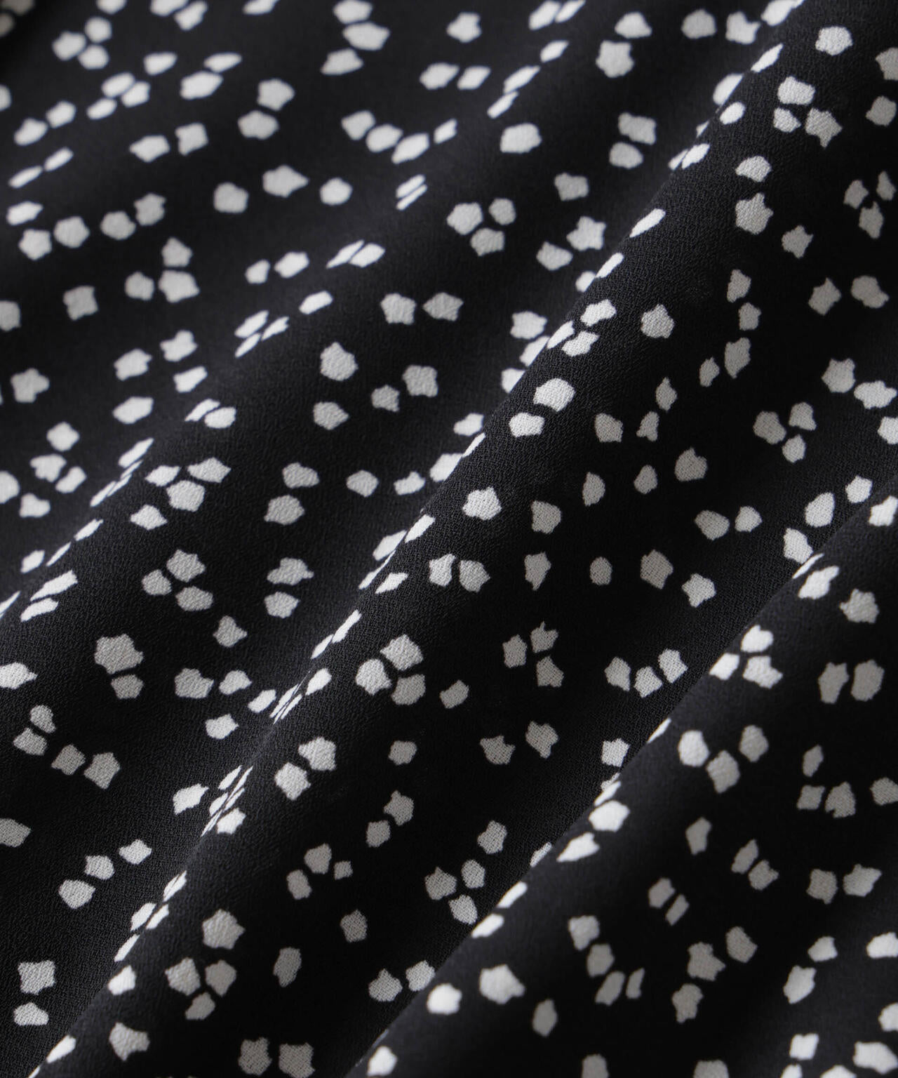 ランダムドットショート丈Vネックブラウス 6695121314