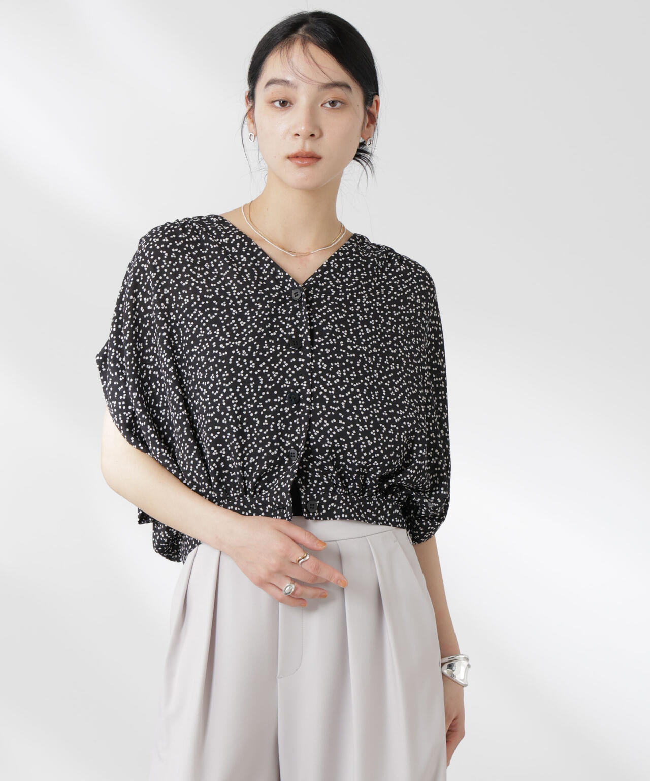ランダムドットショート丈Vネックブラウス 6695121314