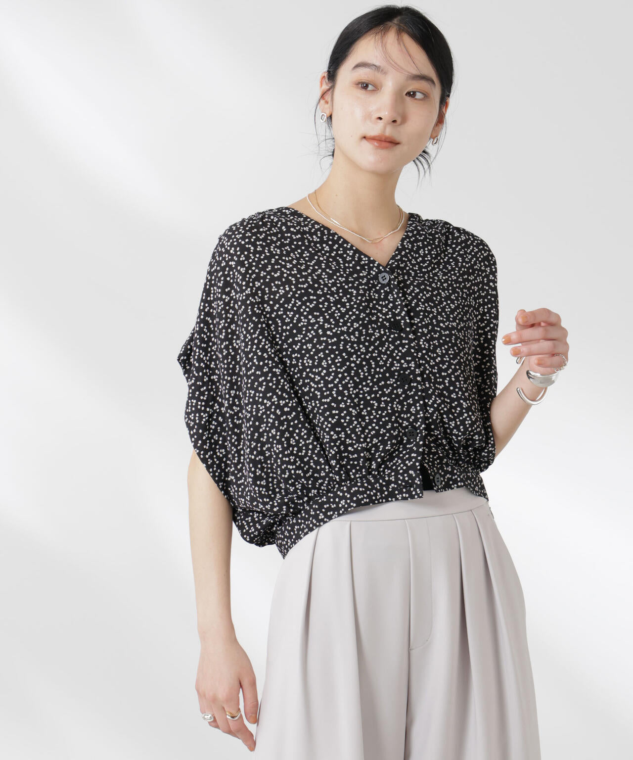 ランダムドットショート丈Vネックブラウス 6695121314