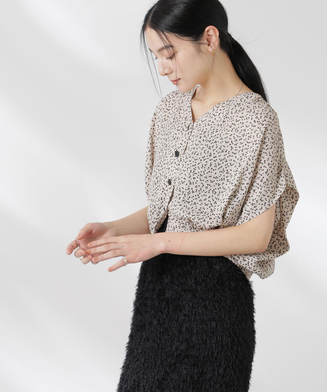 ランダムドットショート丈Vネックブラウス 6695121314