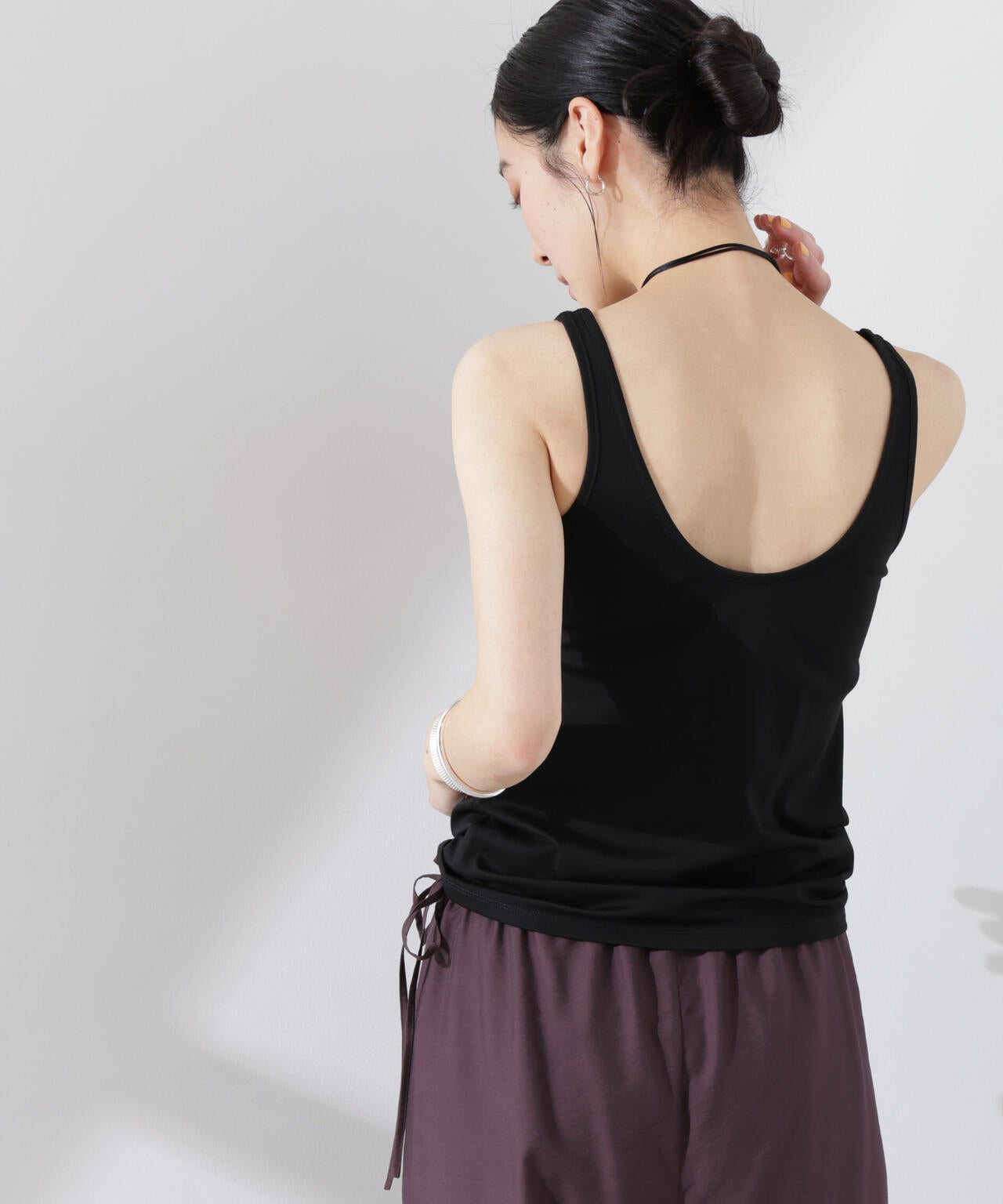 ストレッチポンチカップ付きバックオープンタンクトップ 6695124315