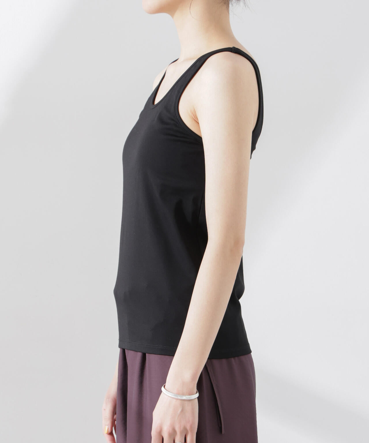 ストレッチポンチカップ付きバックオープンタンクトップ 6695124315