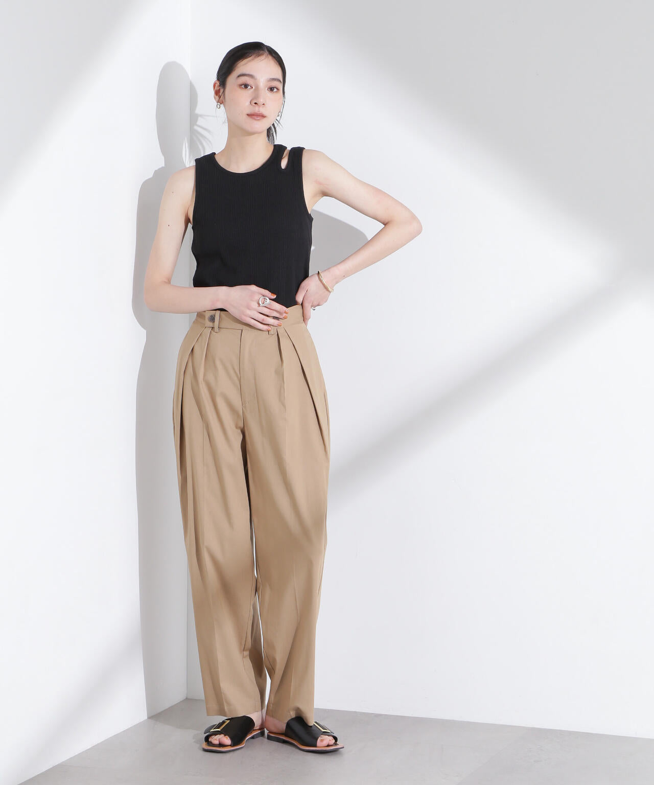 リネンストレッチタックコクーンパンツ 6695127318