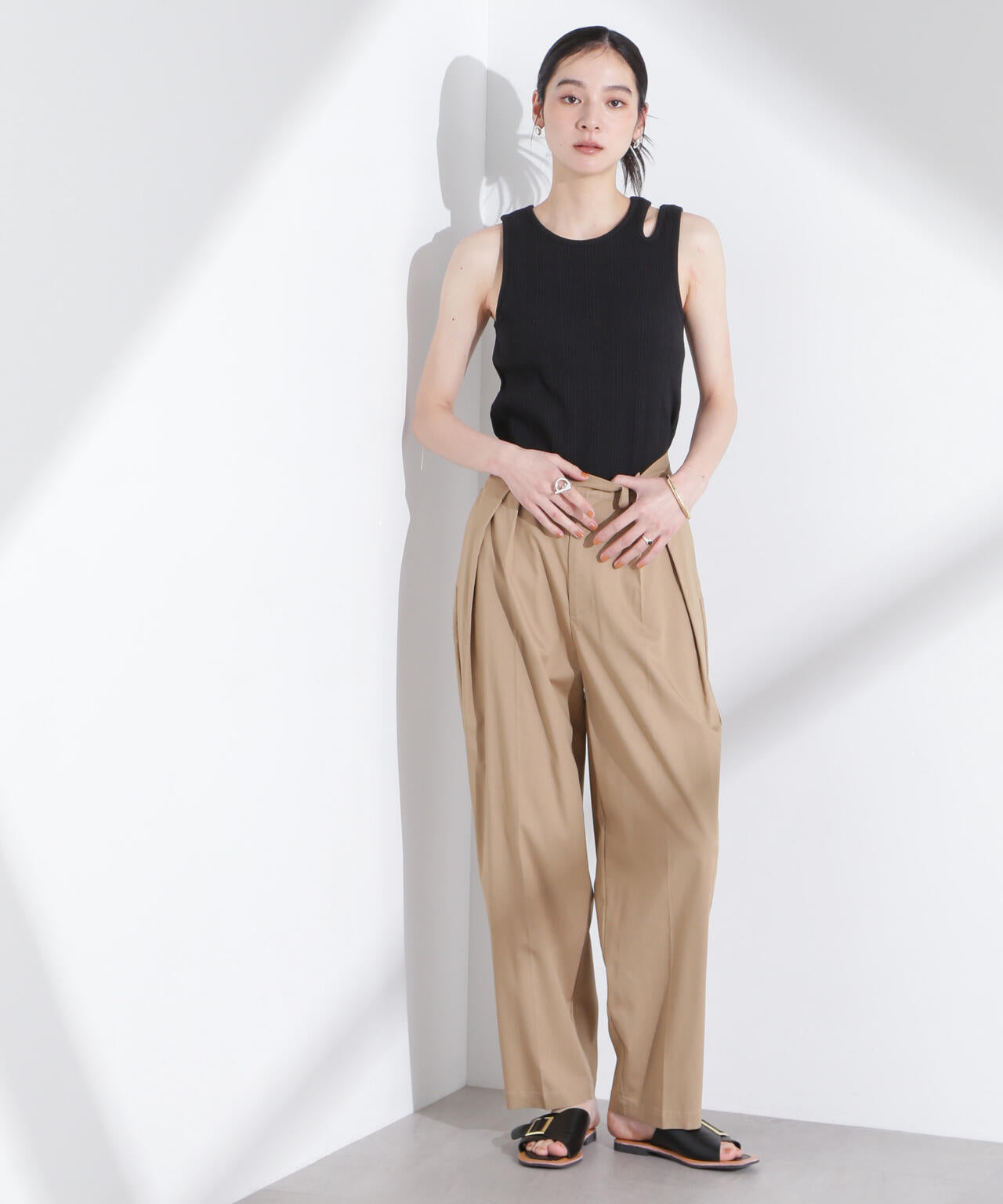 リネンストレッチタックコクーンパンツ 6695127318