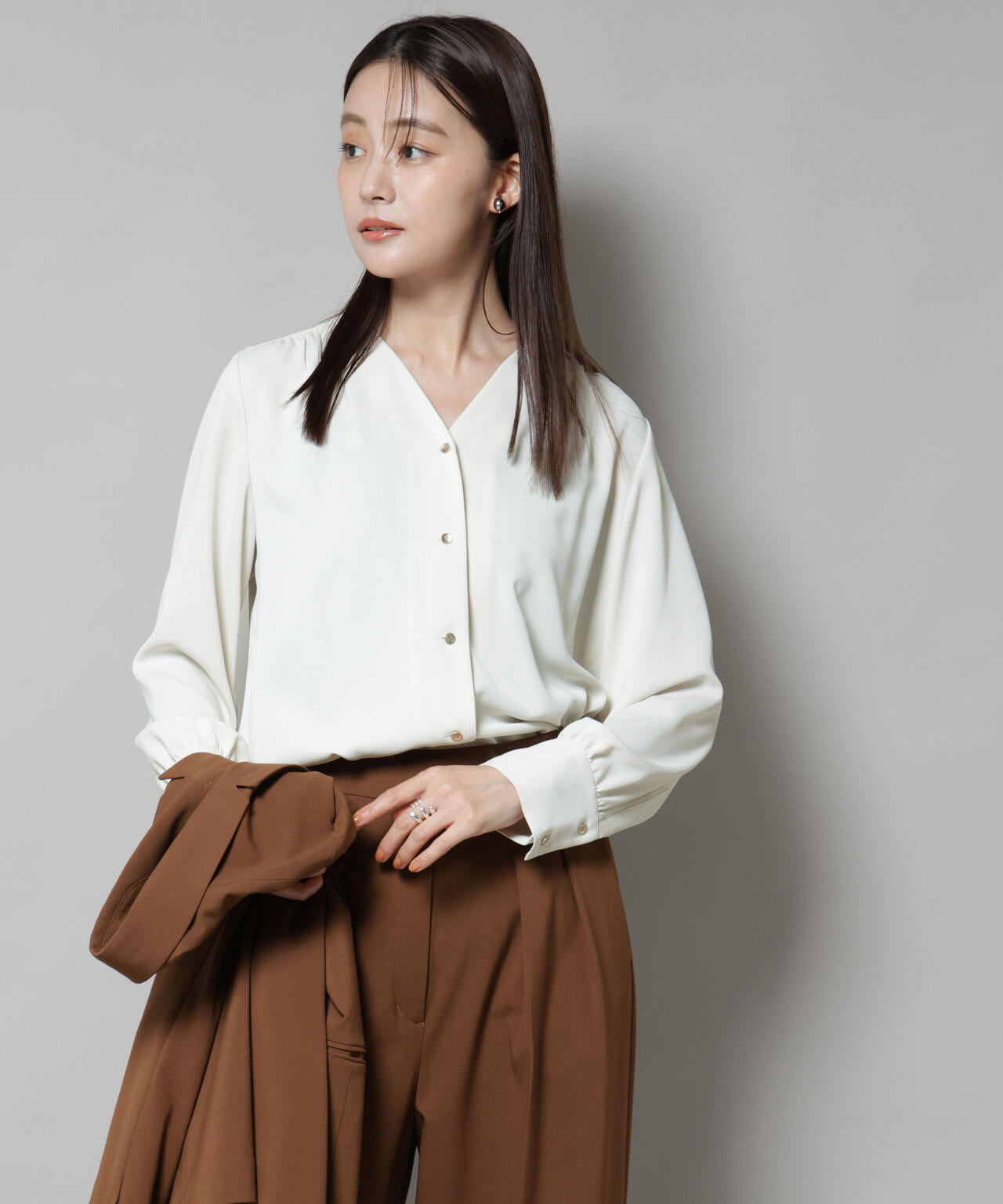 フロントボタンVネックブラウス 6695220306