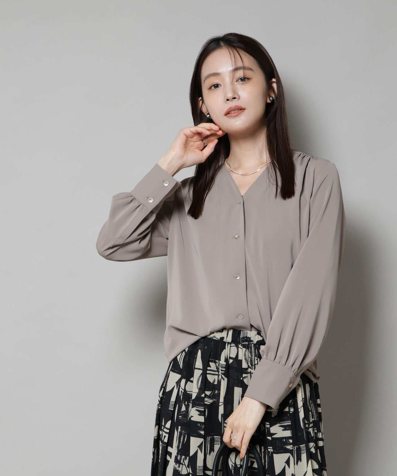 フロントボタンVネックブラウス 6695220306