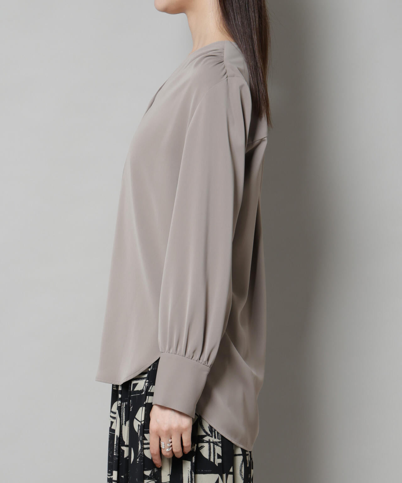 フロントボタンVネックブラウス 6695220306