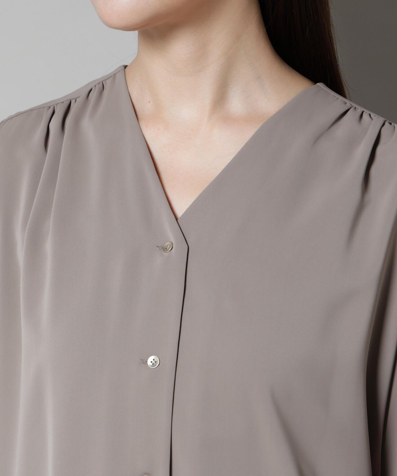 フロントボタンVネックブラウス 6695220306