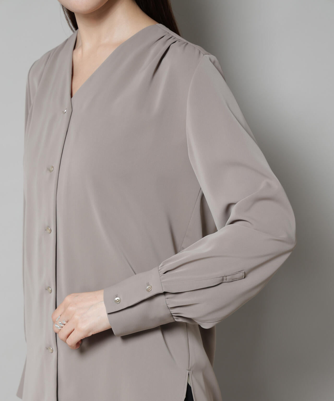 フロントボタンVネックブラウス 6695220306