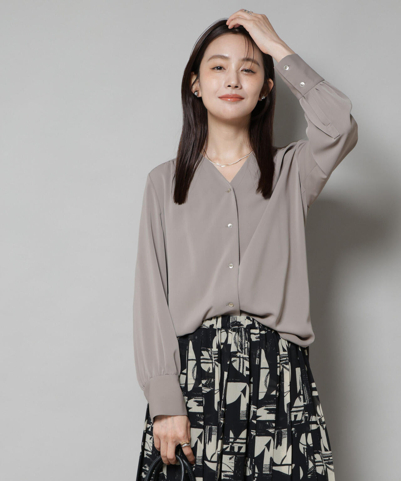 フロントボタンVネックブラウス 6695220306