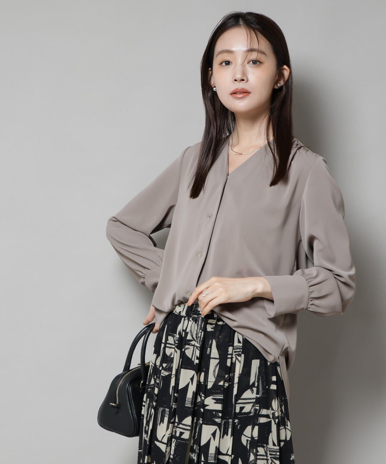 フロントボタンVネックブラウス 6695220306