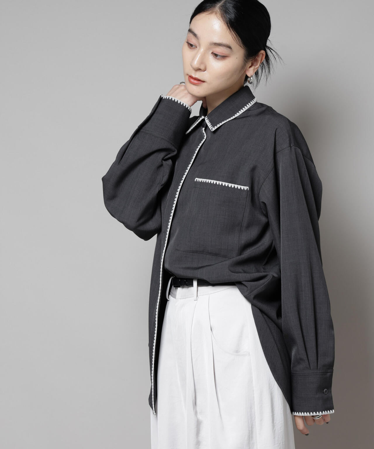 トリミング刺繍ツイルシャツ 6695220310