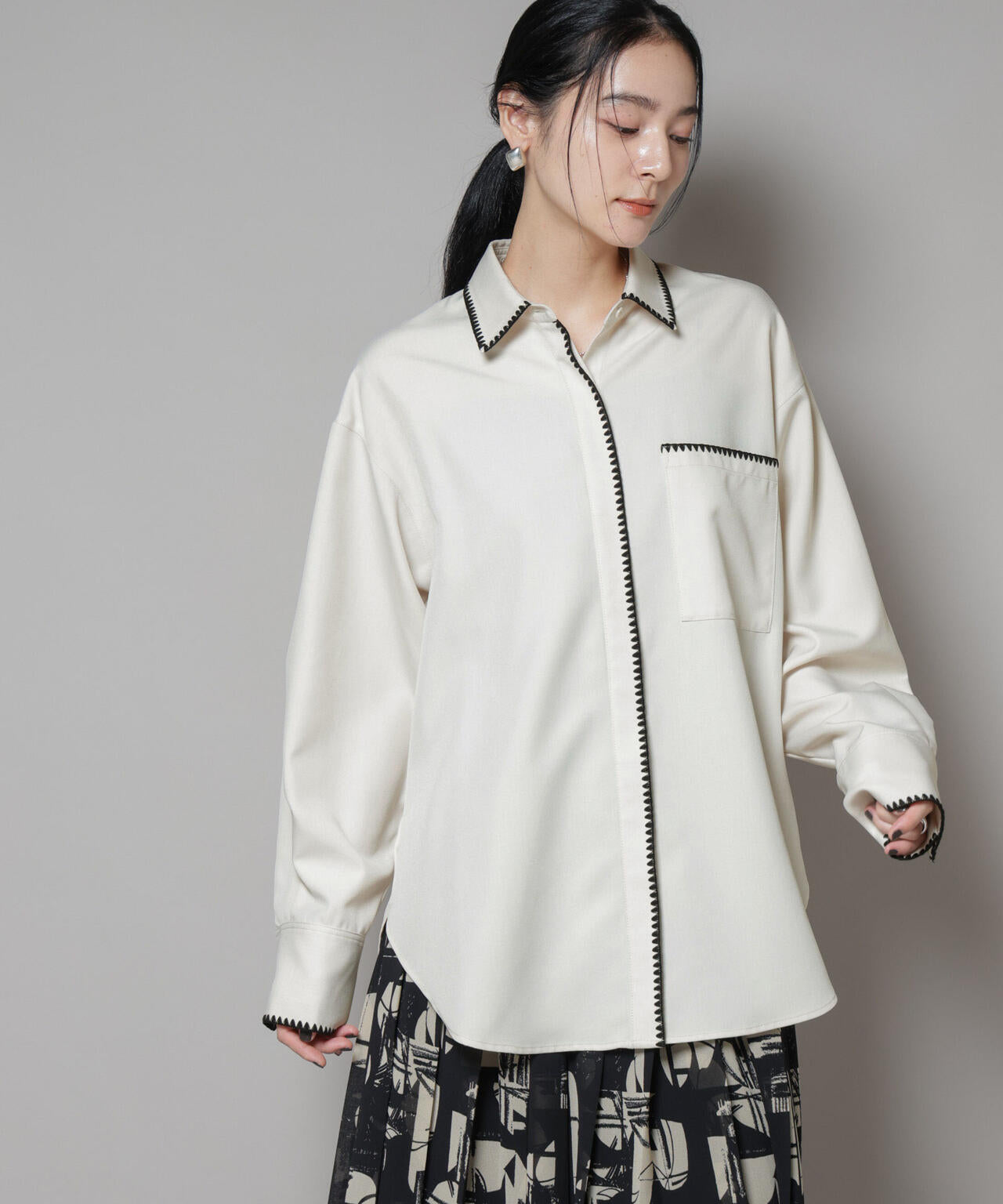 トリミング刺繍ツイルシャツ 6695220310