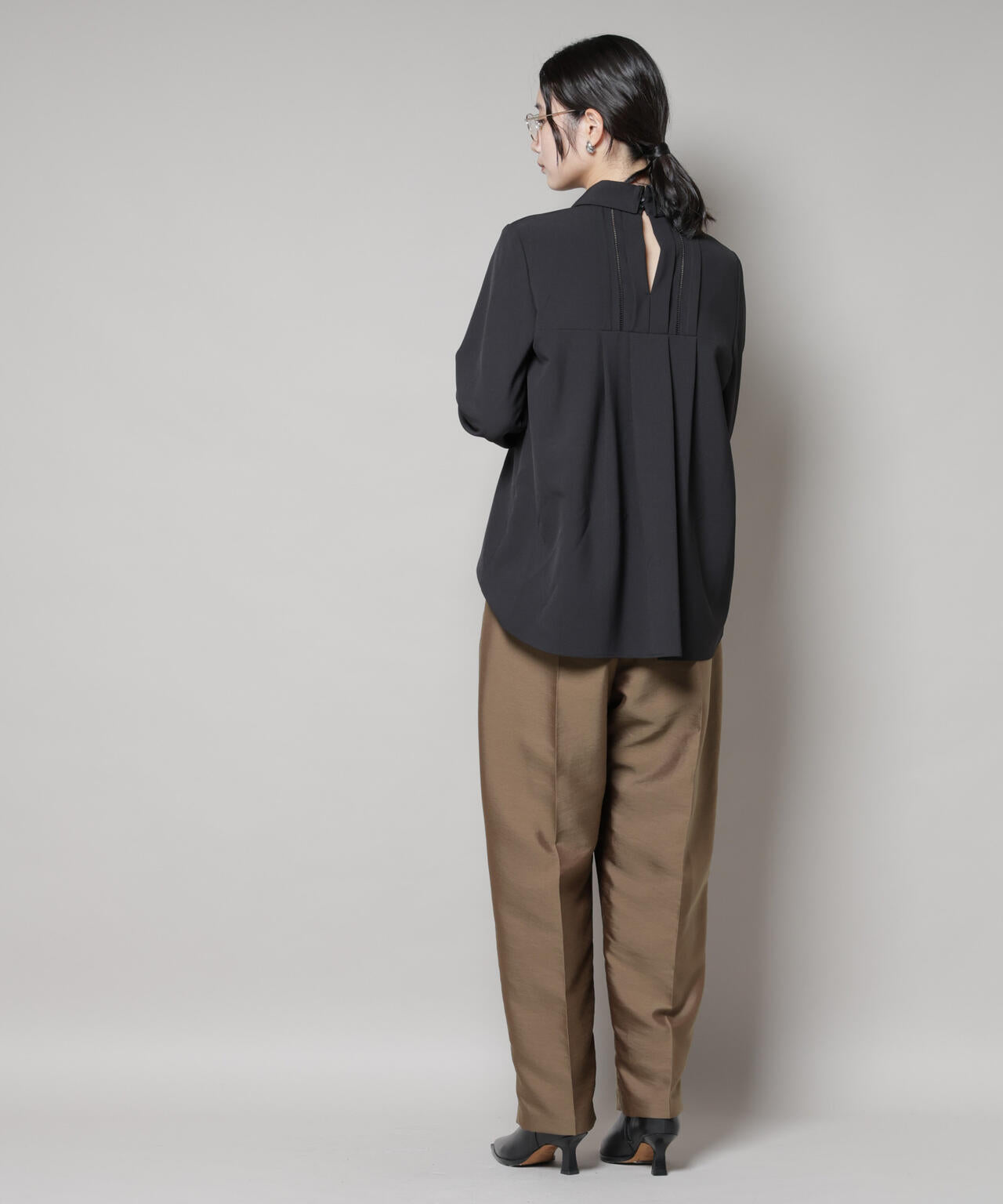 ダブルクロス衿付きハシゴレースブラウス 6695220316