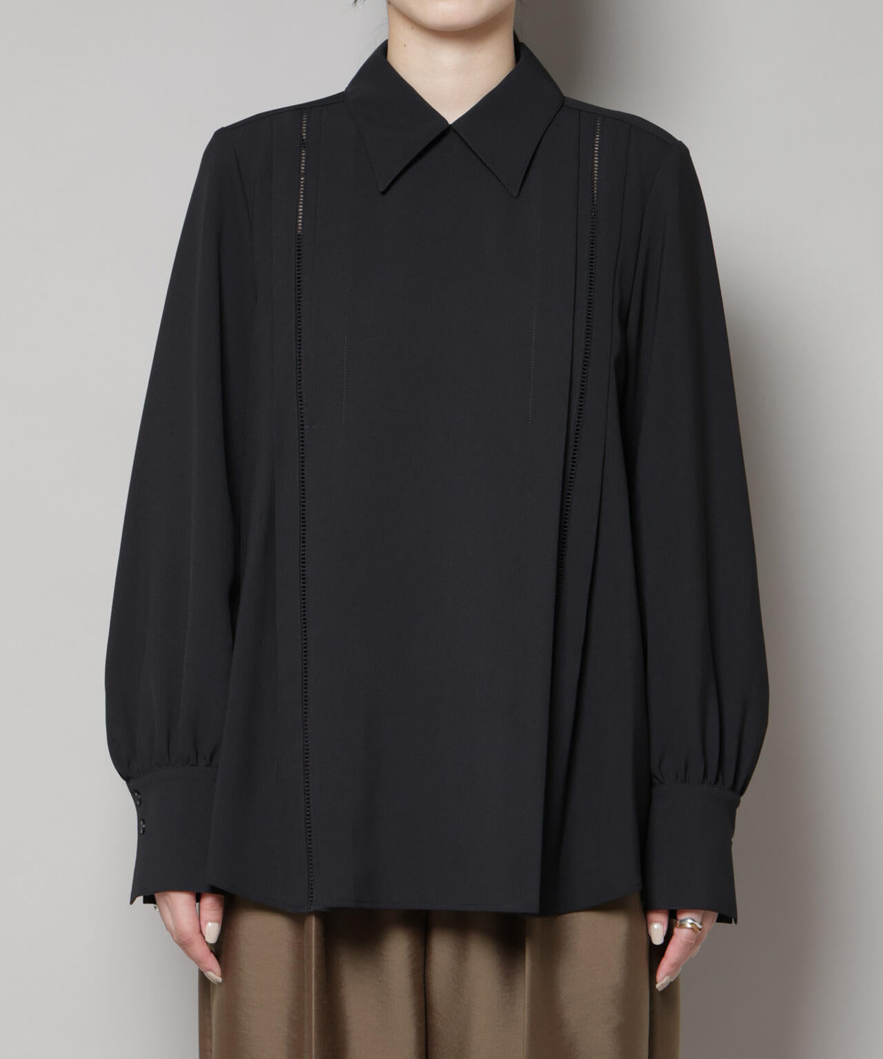 ダブルクロス衿付きハシゴレースブラウス 6695220316