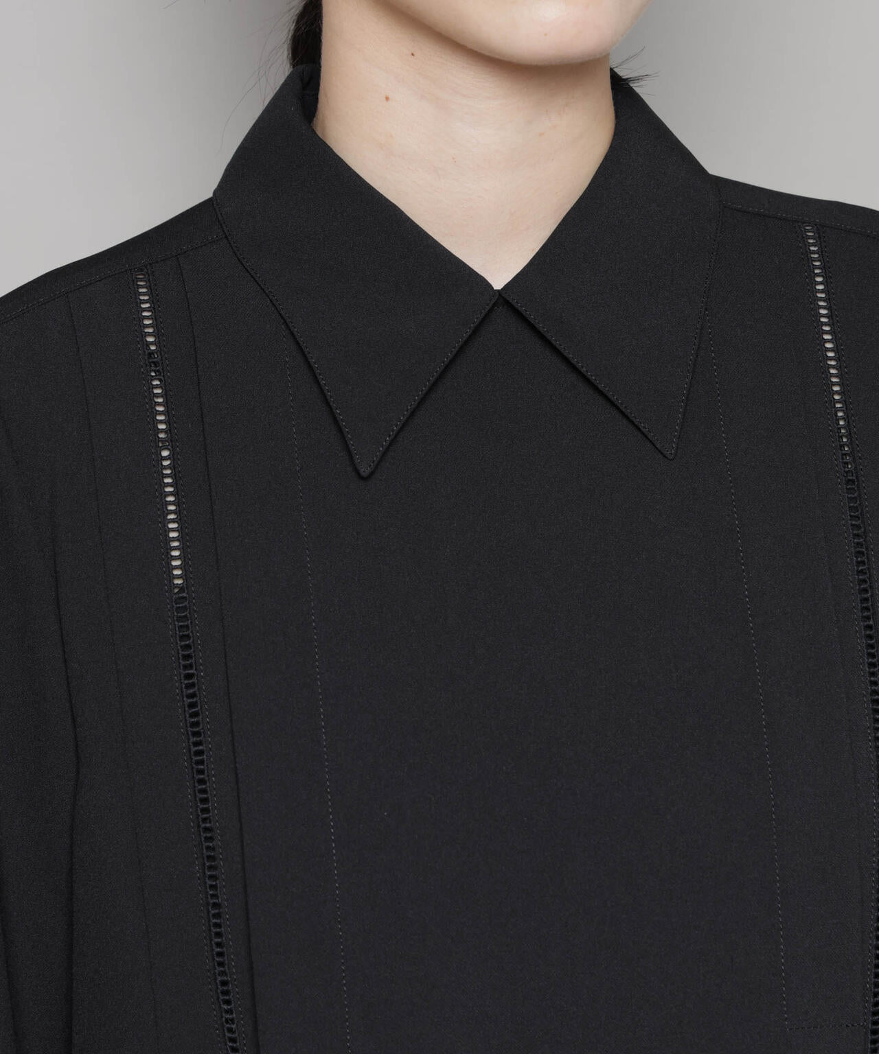 ダブルクロス衿付きハシゴレースブラウス 6695220316