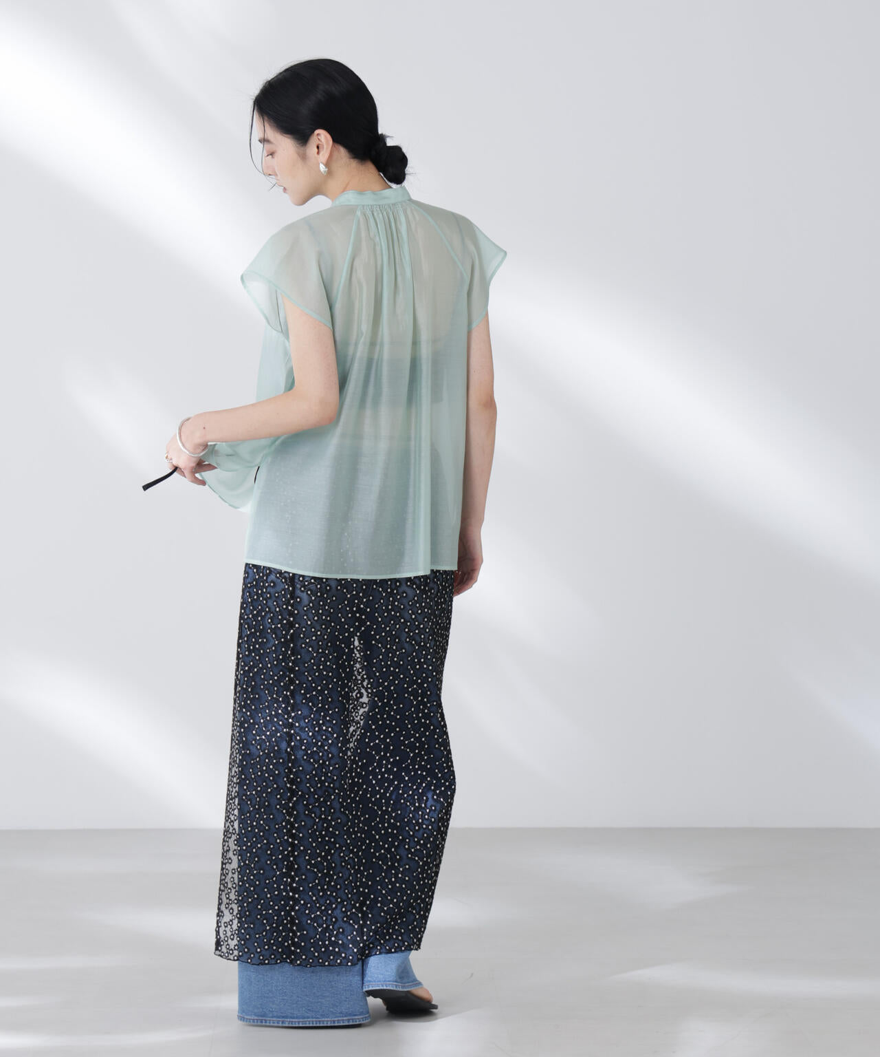 シアーサテンスタンドカラーブラウス 6695221304
