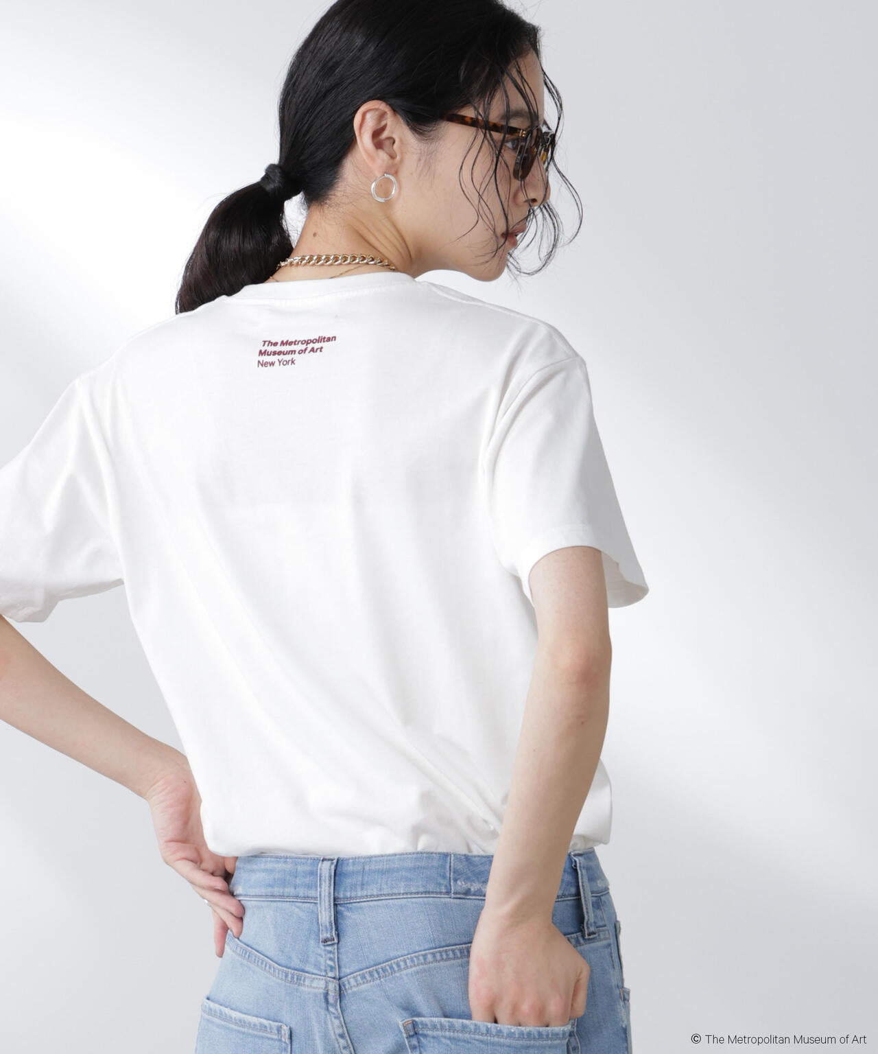 The Met 別注ロゴプリントTシャツ 6695224300