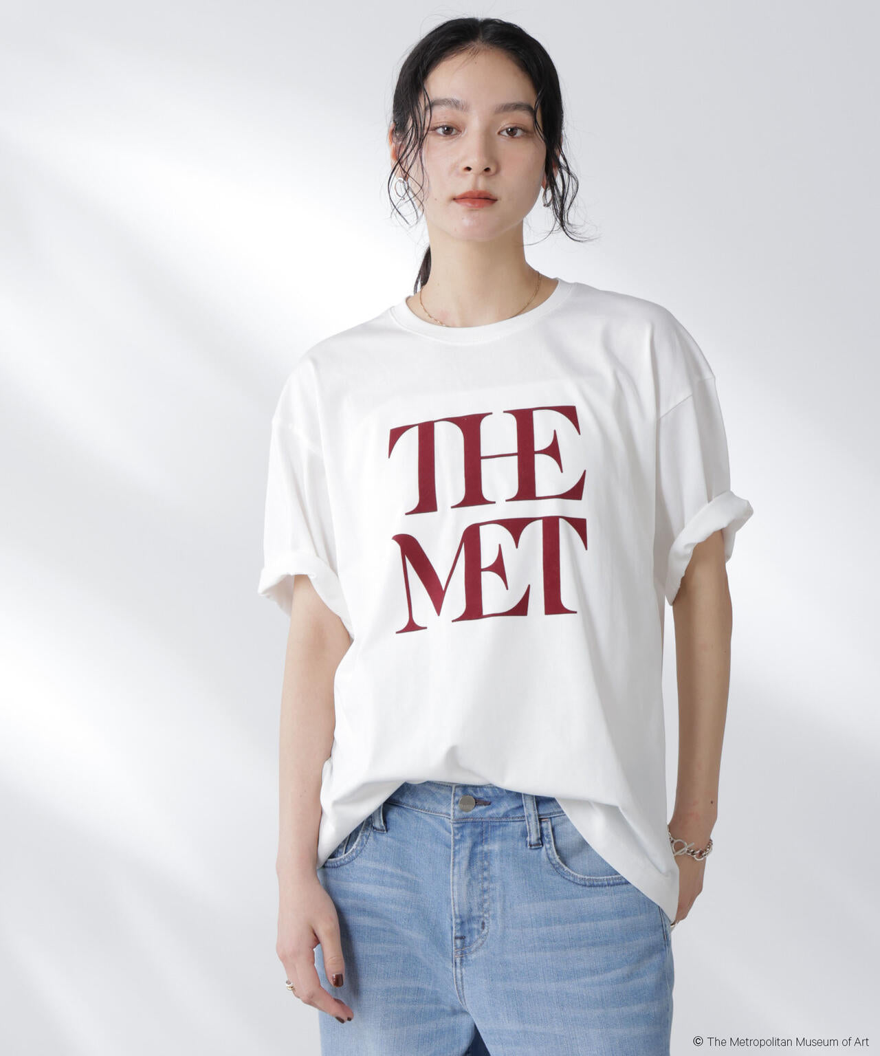 The Met 別注ロゴプリントTシャツ 6695224300