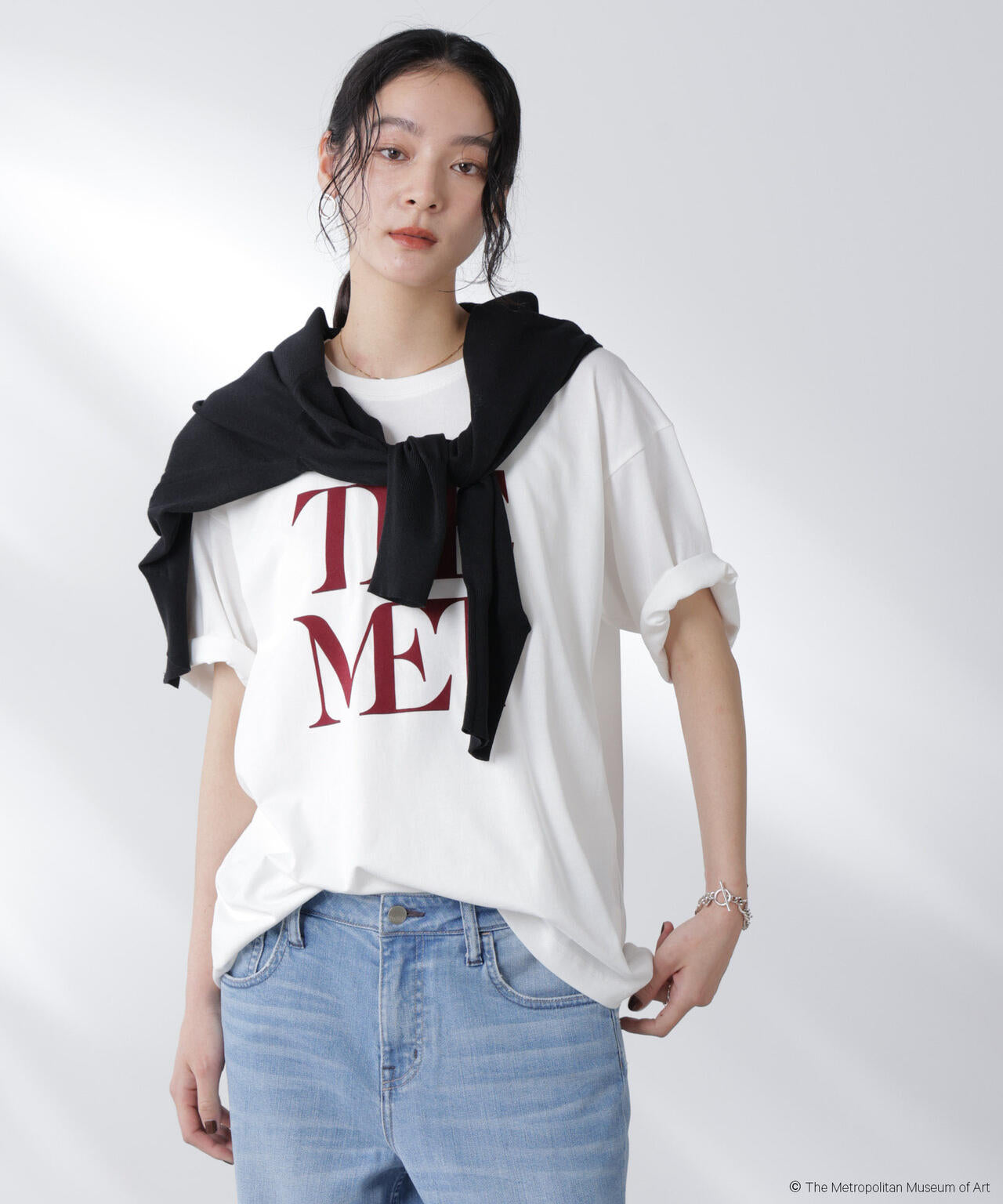 The Met 別注ロゴプリントTシャツ 6695224300