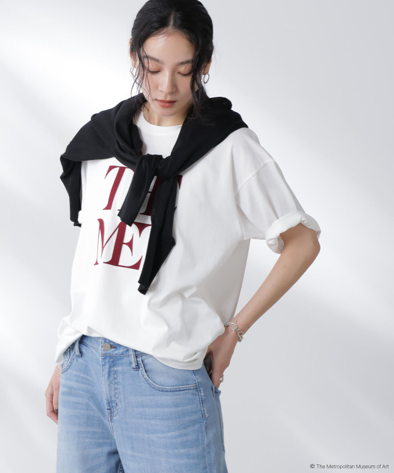 The Met 別注ロゴプリントTシャツ 6695224300