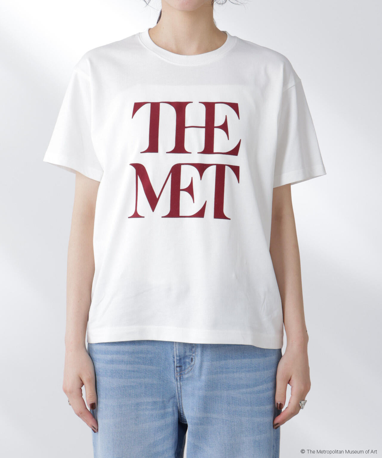 The Met 別注ロゴプリントTシャツ 6695224300