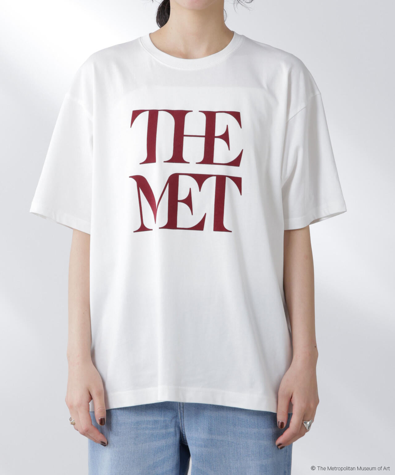 The Met 別注ロゴプリントTシャツ 6695224300