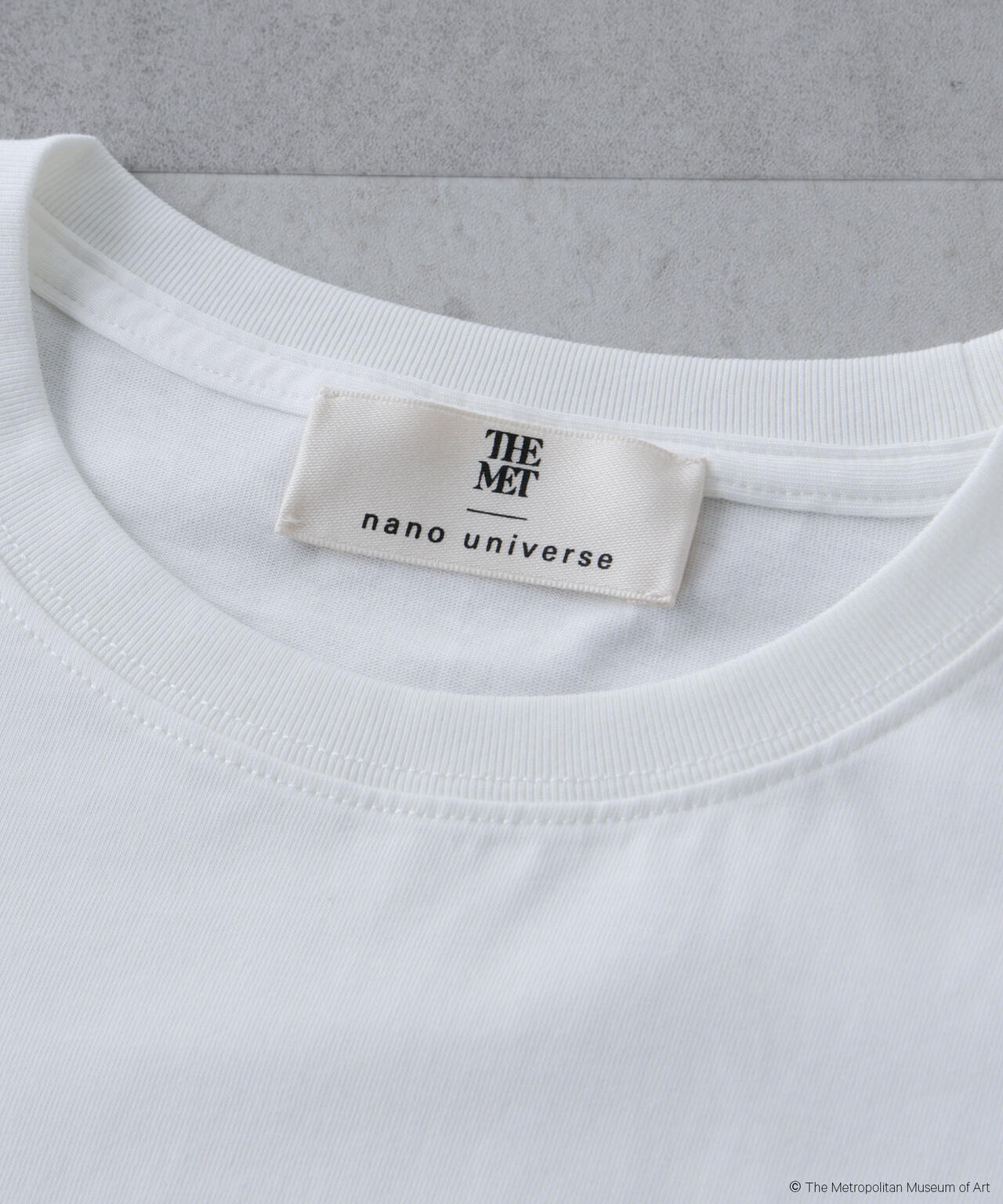 The Met 別注ロゴプリントTシャツ 6695224300