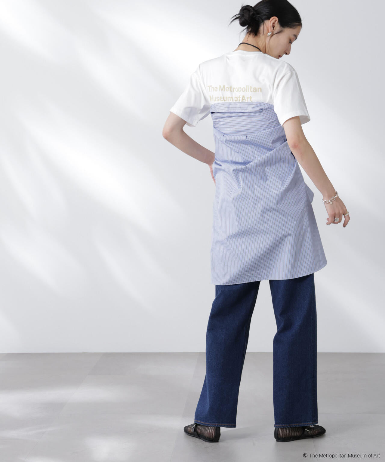 The Met 別注ロゴプリントTシャツ 6695224300