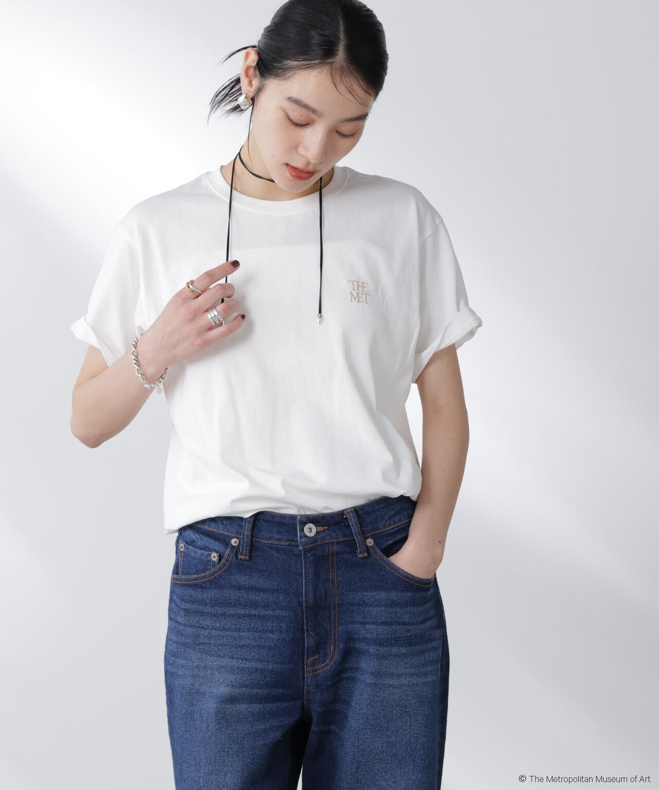 The Met 別注ロゴプリントTシャツ 6695224300