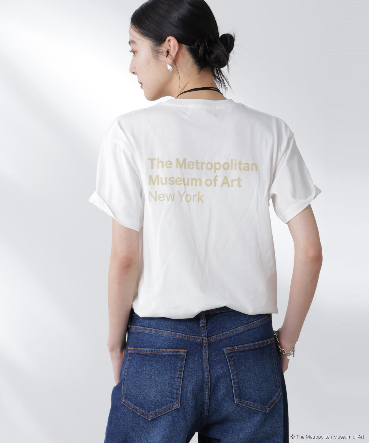 The Met 別注ロゴプリントTシャツ 6695224300