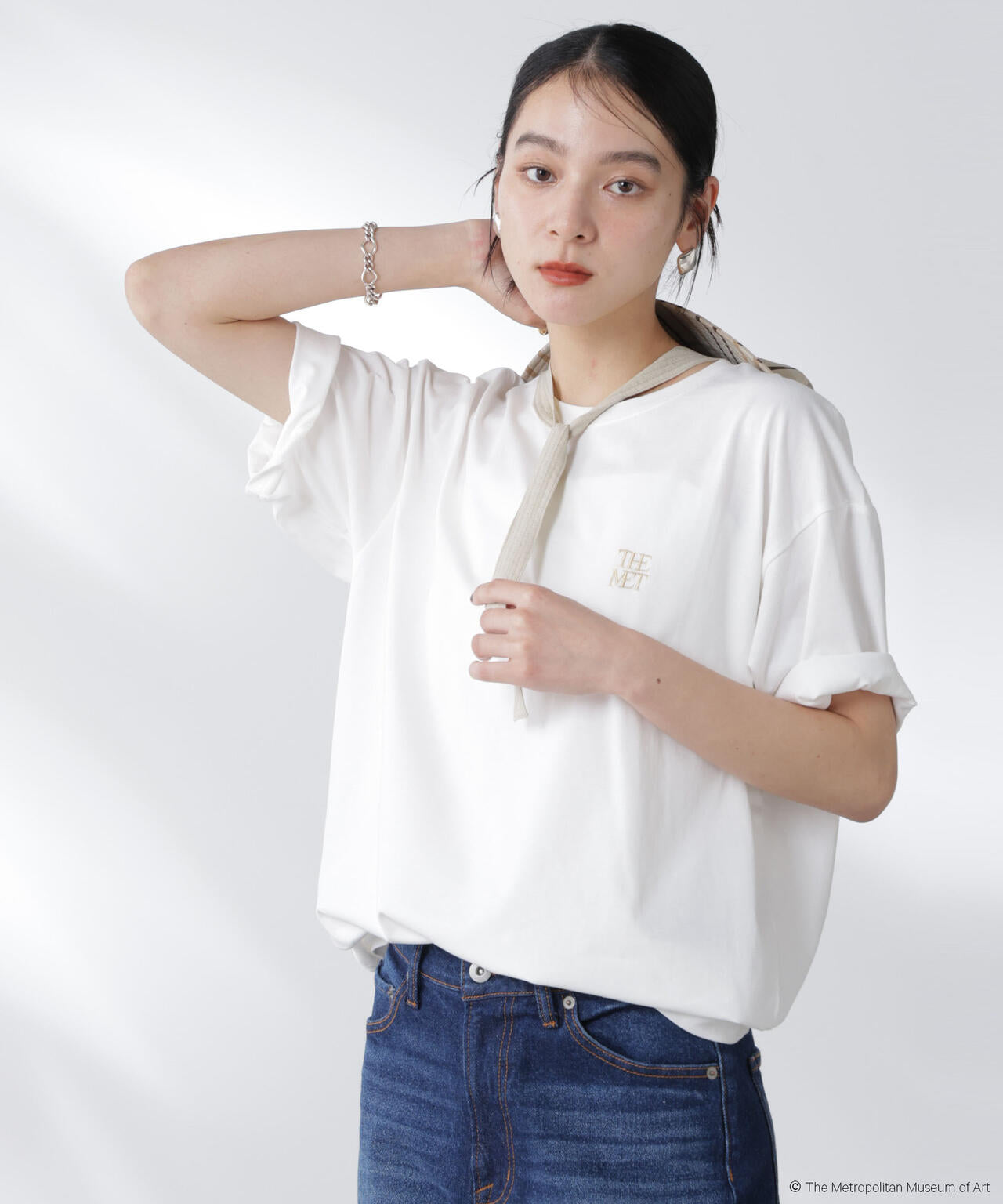 The Met 別注ロゴプリントTシャツ 6695224300