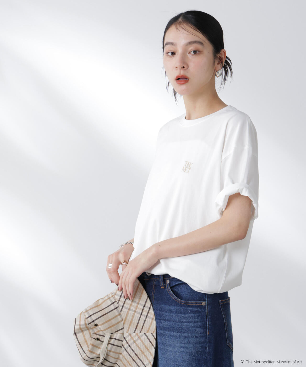 The Met 別注ロゴプリントTシャツ 6695224300