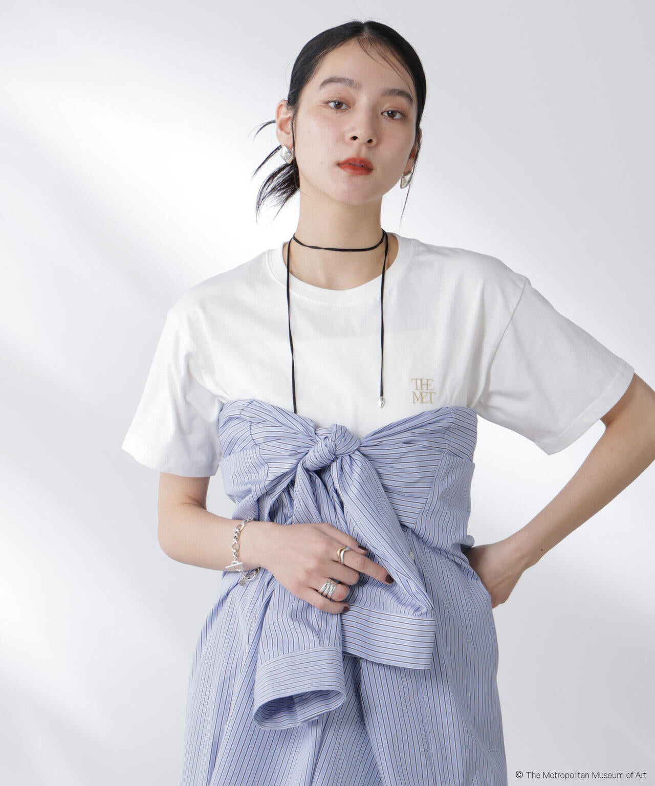 The Met 別注ロゴプリントTシャツ 6695224300