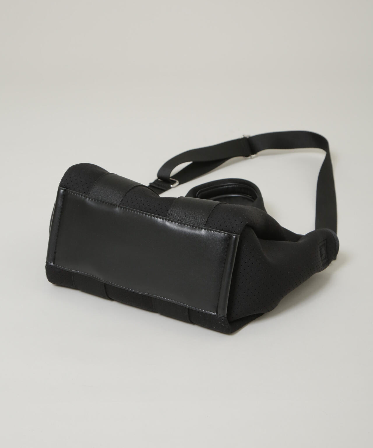 パンチングショルダートートバッグ 6695232301