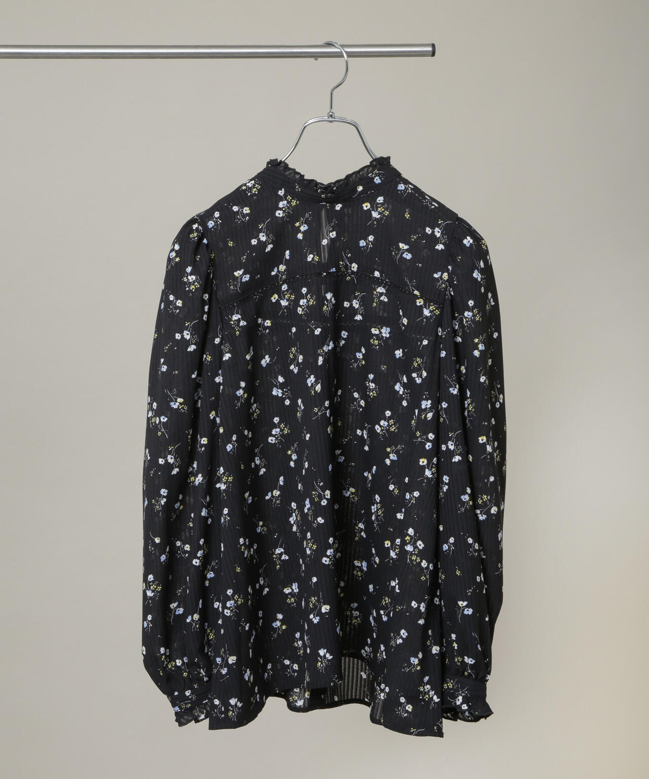 現行 45R 雲間草プリントのフリルブラウス 花柄 スタンド襟 ロゴ刺繍 シャツ 現行 45R 雲間草プリントのフリルブラウス 花柄 スタンド襟 ロゴ刺繍