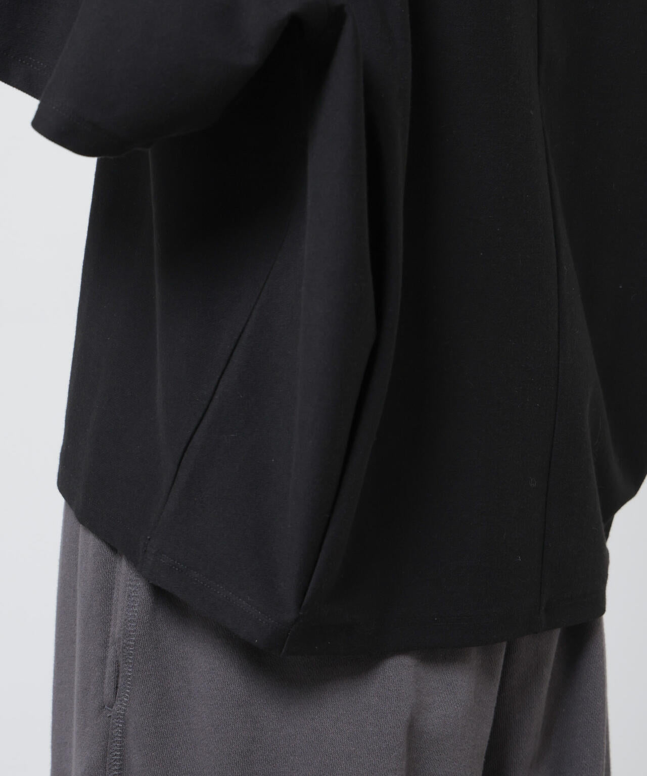 「Meaningful Continuity」coveross(R)ツイル調冷感プレーティング天竺Tシャツ 6696124314