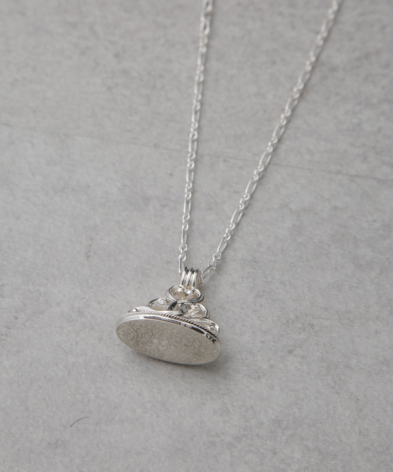 on the sunny side of the street/Oval Fob Seal Necklace 6704246003