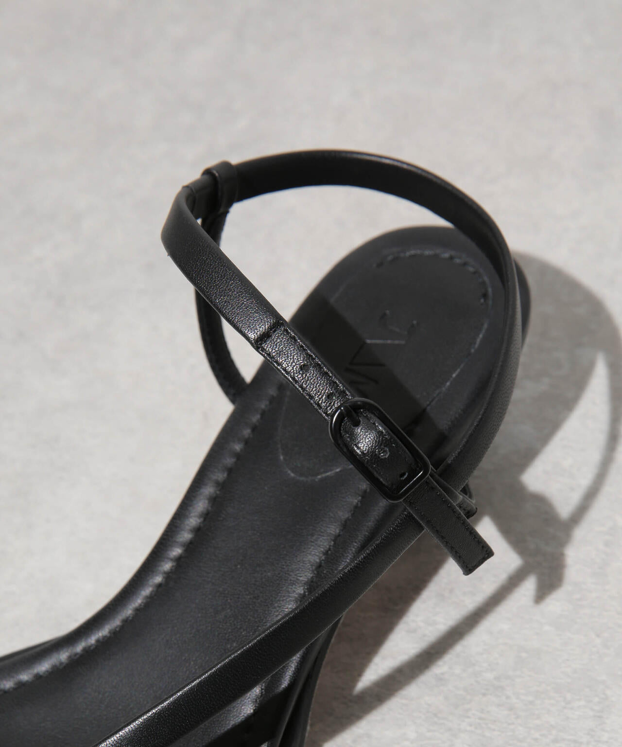 JVAM/GISELLE ローヒールサンダル 6714135200