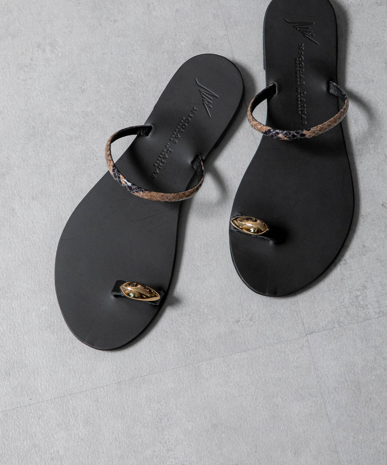 NICOLAS LAINAS/別注 メタルパーツ フラットサンダル 6715135126