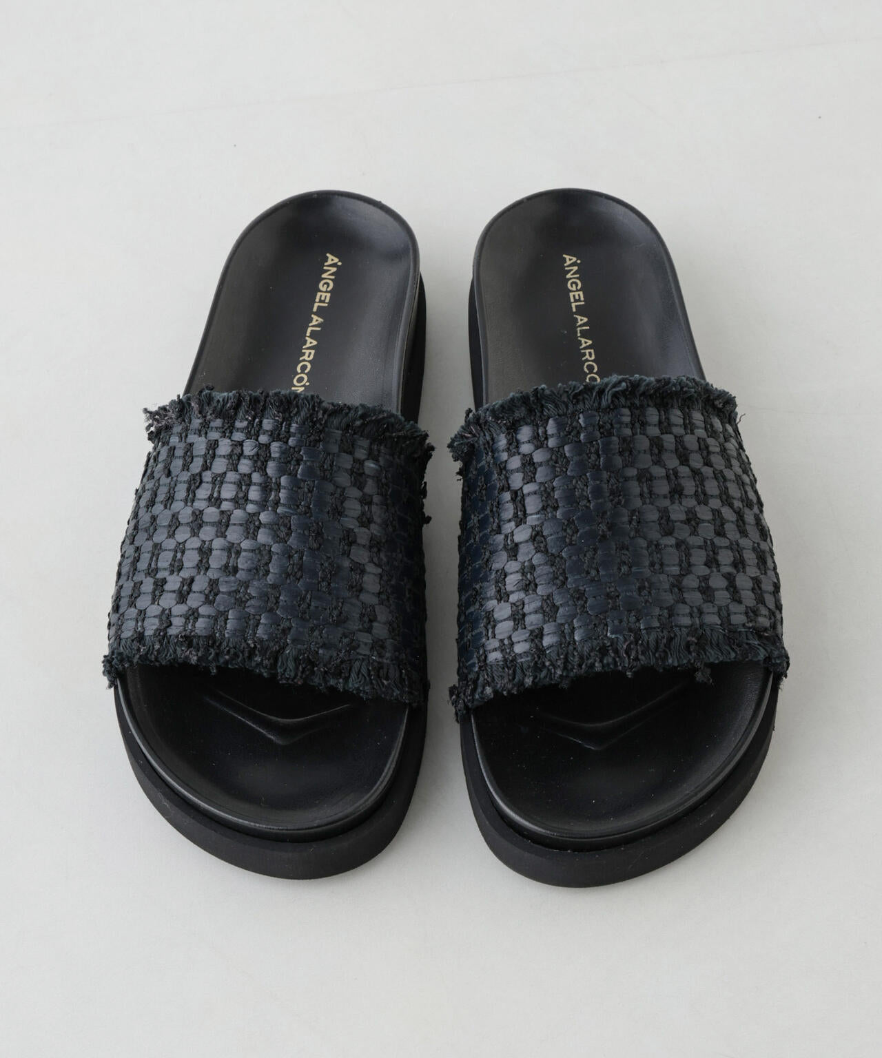 ANGEL ALARCON/ラフィア フラットサンダル 6715135130