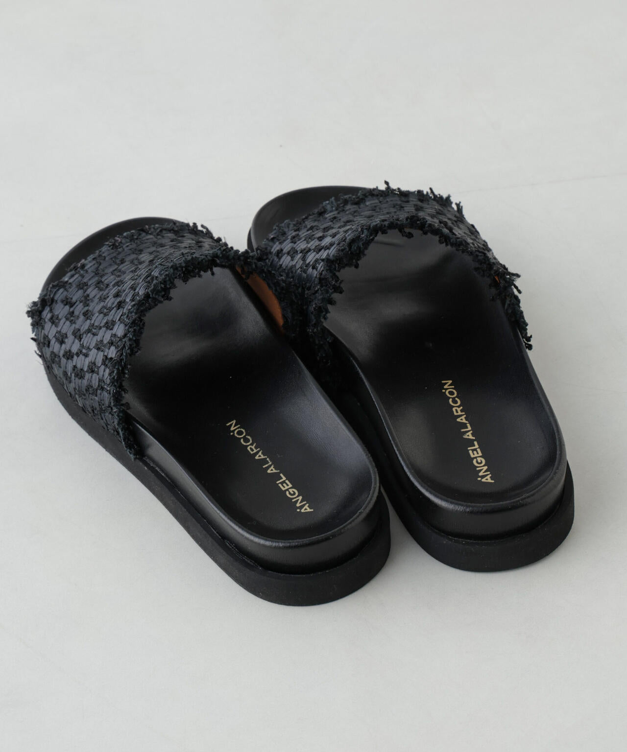 ANGEL ALARCON/ラフィア フラットサンダル 6715135130