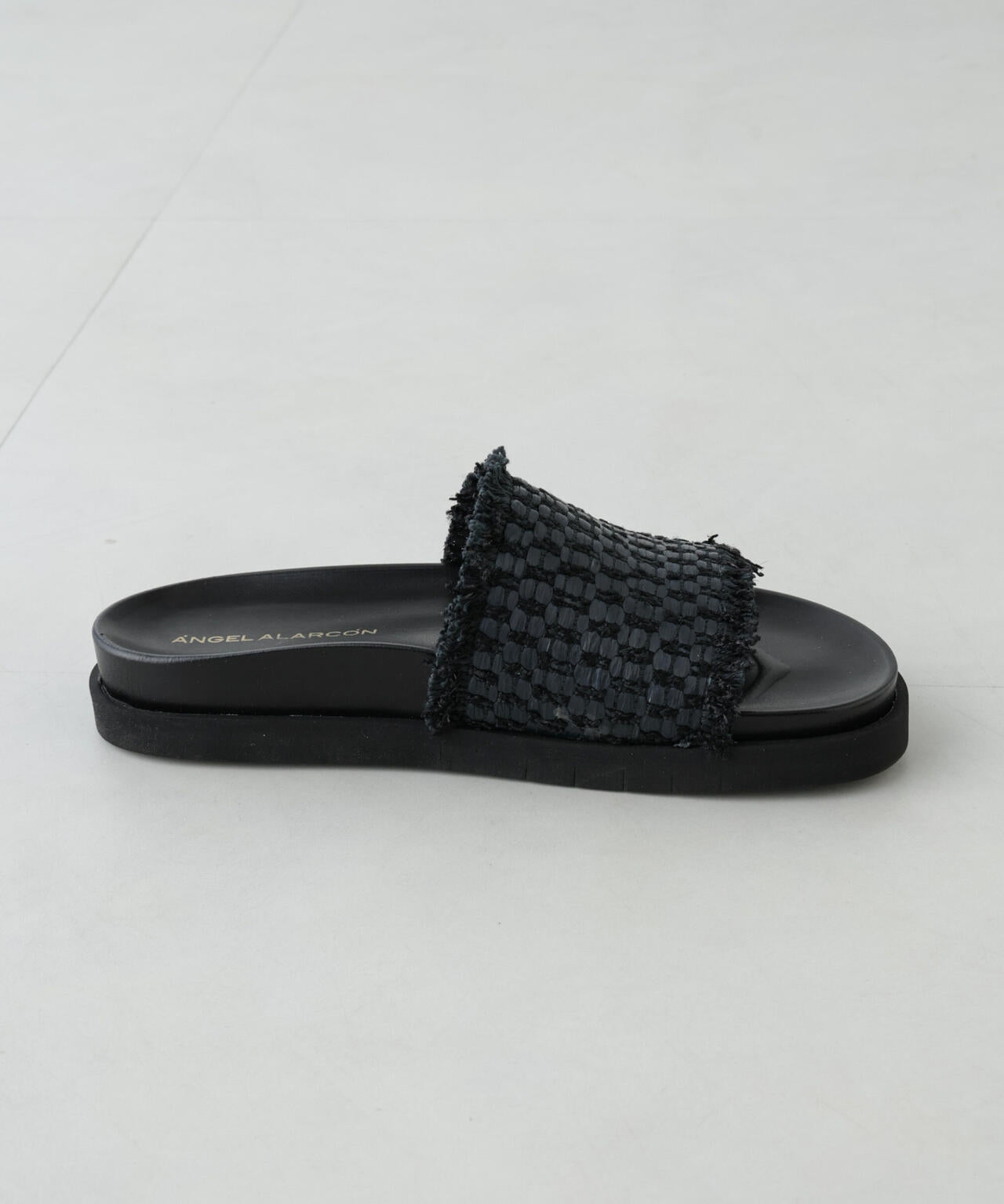 ANGEL ALARCON/ラフィア フラットサンダル 6715135130