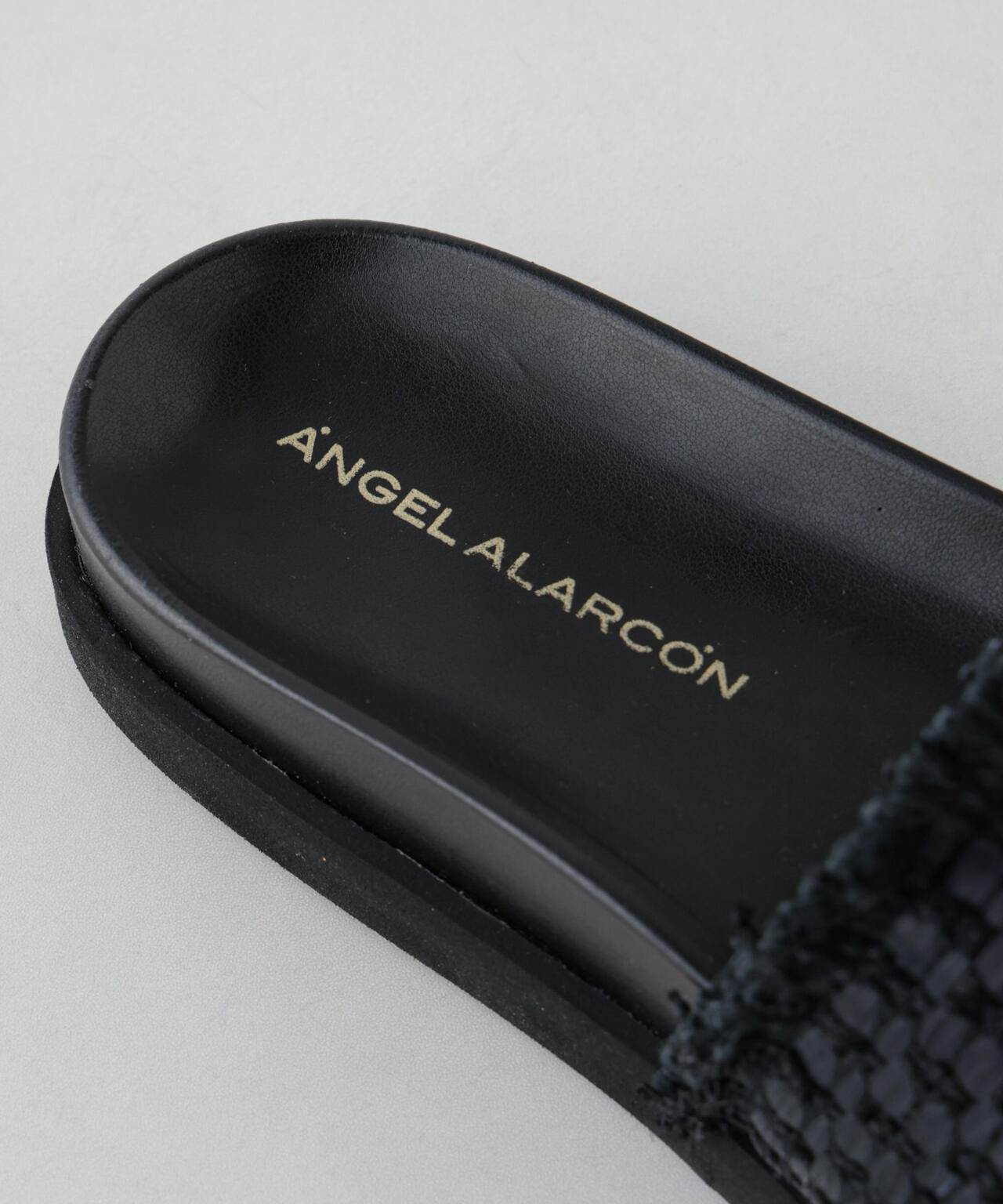 ANGEL ALARCON/ラフィア フラットサンダル 6715135130