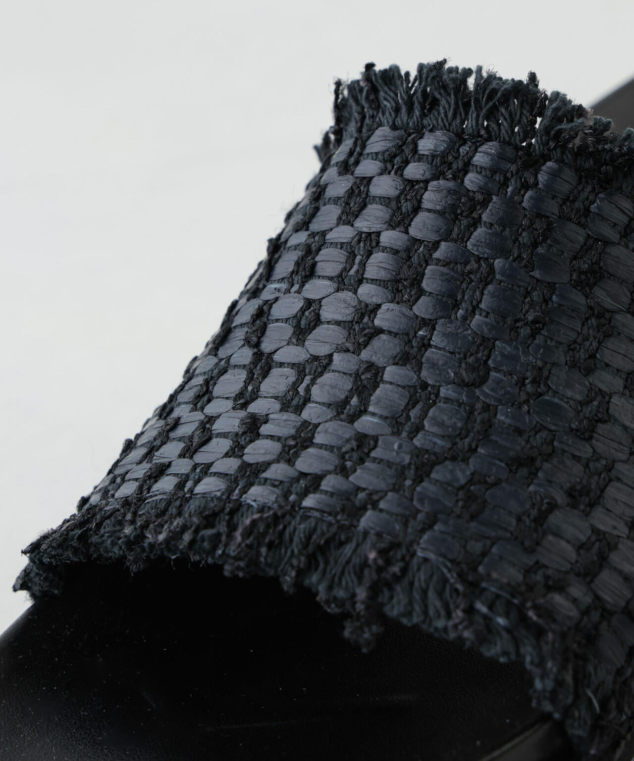 ANGEL ALARCON/ラフィア フラットサンダル 6715135130