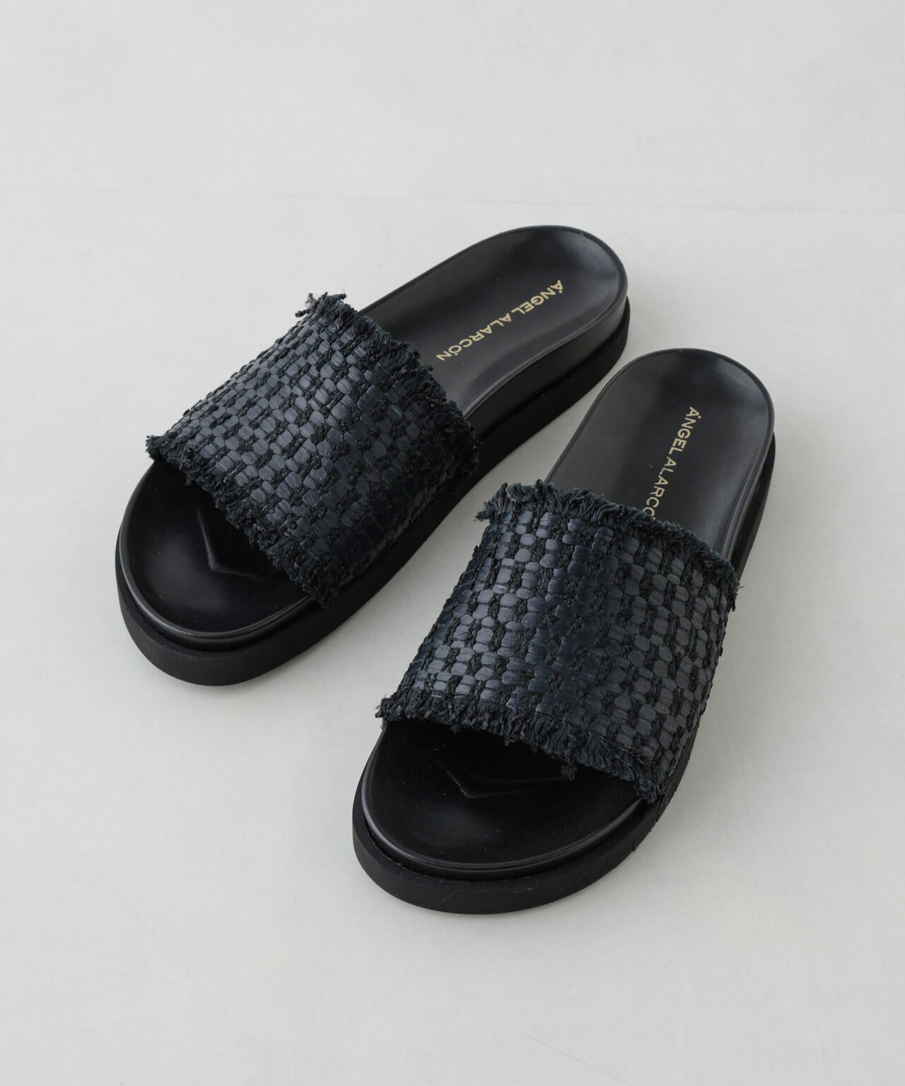 ANGEL ALARCON/ラフィア フラットサンダル 6715135130