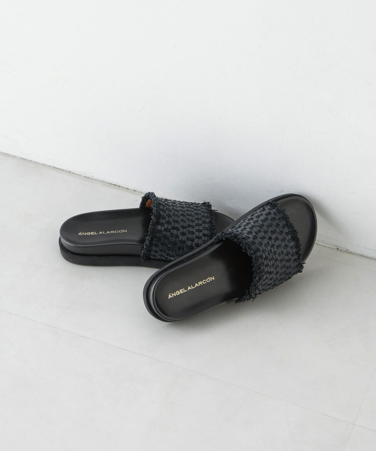 ANGEL ALARCON/ラフィア フラットサンダル 6715135130