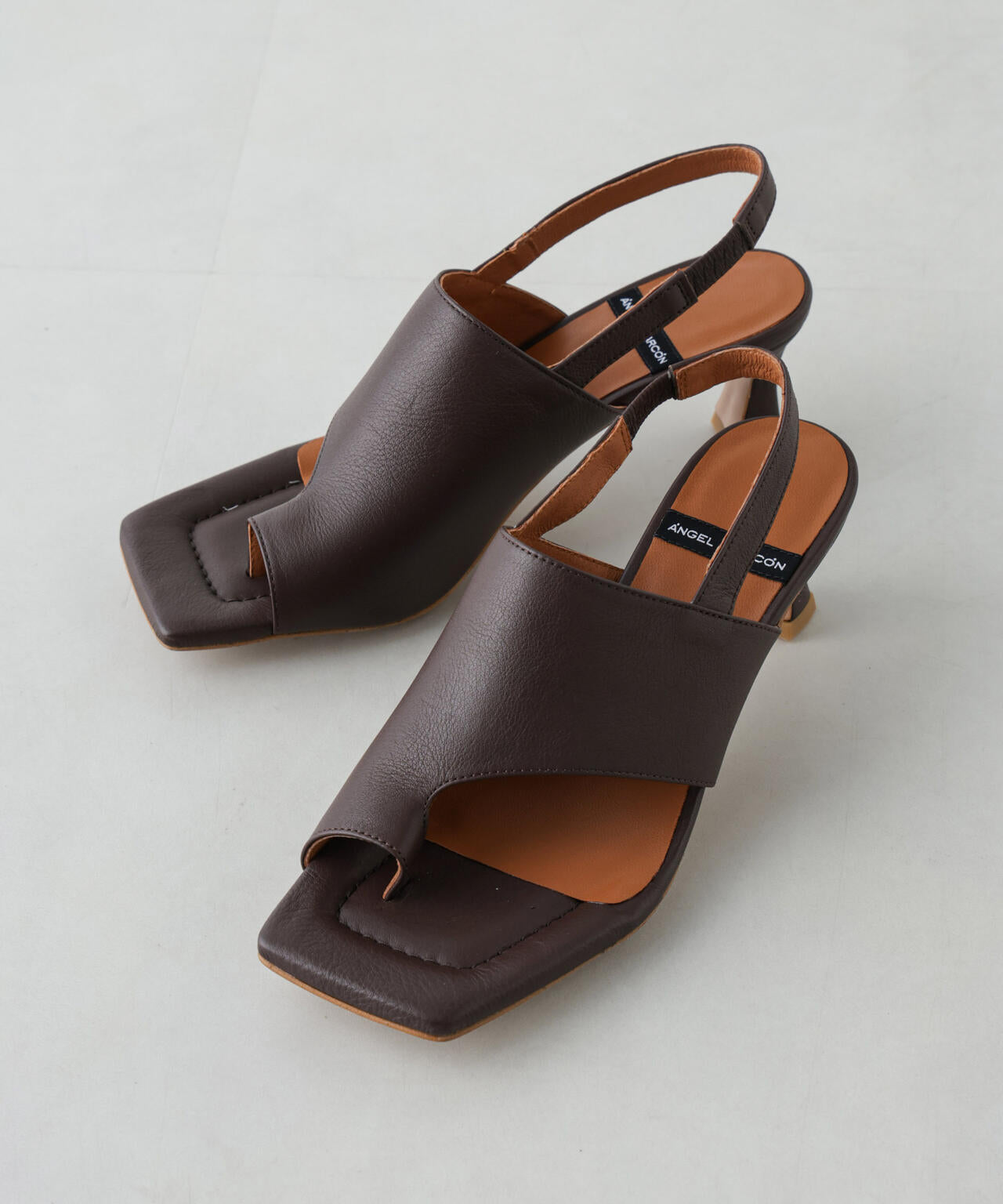 ANGEL ALARCON/スクエアトウ バックバンドトングサンダル 6715135131